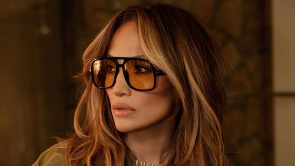 JLo demuestra cómo vestir con un traje de tiro medio. Foto: Especial