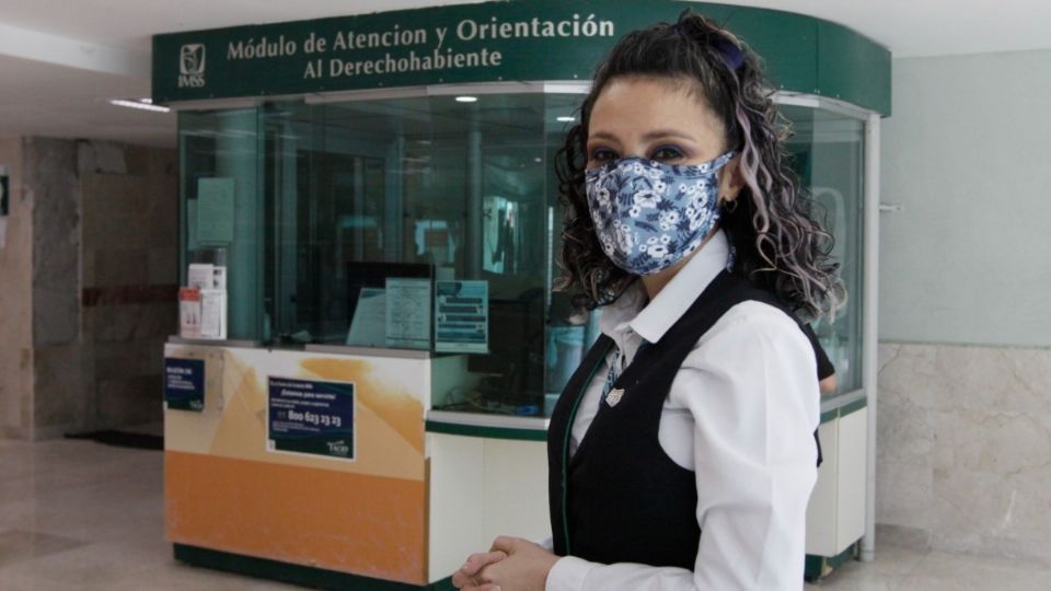 Rosa María trabaja en la Técnica en Atención y Orientación al Derechohabiente (TAOD) del Seguro Social. Foto: Especial