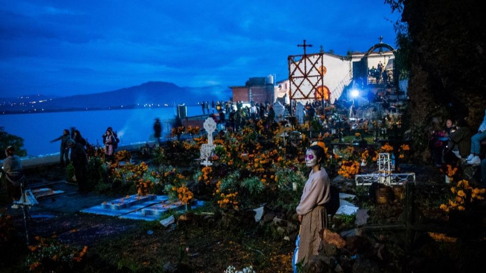 Janitzio se ha convertido en un destino turístico internacional para disfrutar el Día de Muertos Foto: cuartoscuro