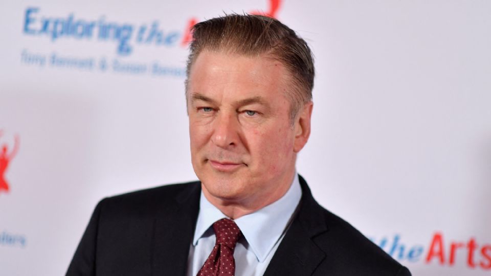 Asistente de dirección en 'Rust' confiesa que no revisó el arma antes de entregarla a Alec Baldwin. Foto: AP