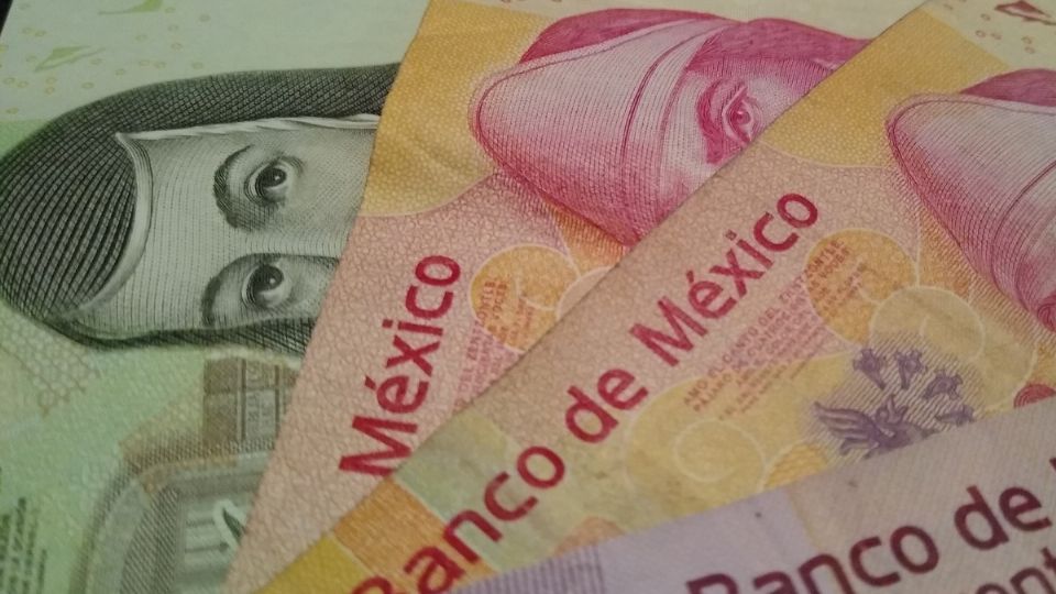 En ventanilla bancaria, el peso también mostró un descenso frente al dólar.