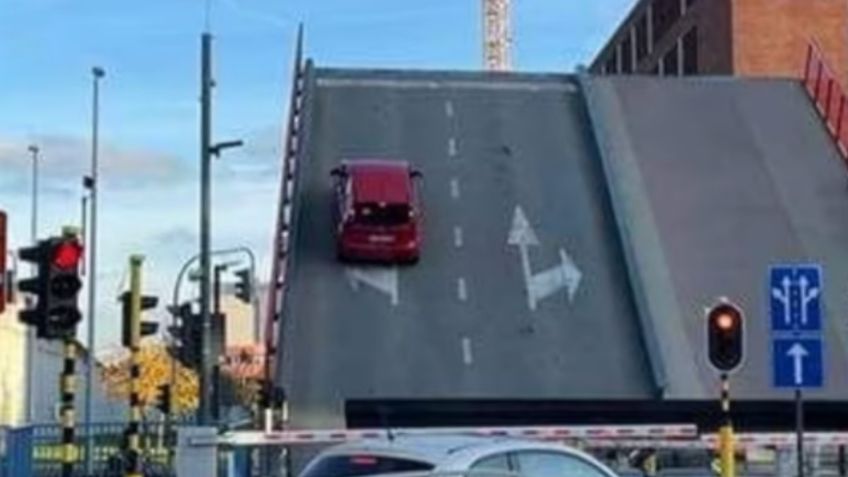 El estrujante momento en que un auto con una familia adentro cae al vacío desde un puente levadizo