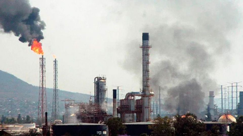 El actual gobierno federal está impulsando la creación de otra refinería, lo que puede ser negativo para las políticas ambientales. Foto: archivo