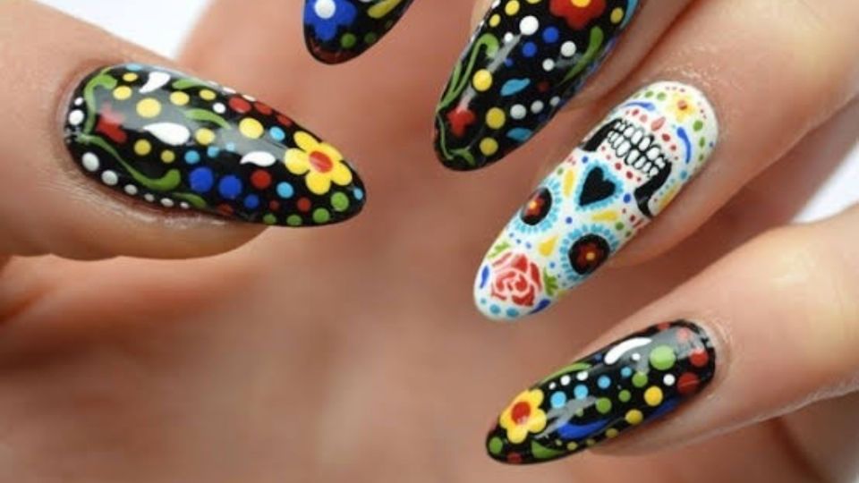 La uñas de calavera se apoderan de esta temporada Foto: Instagram @berenice_leon_beautysalon