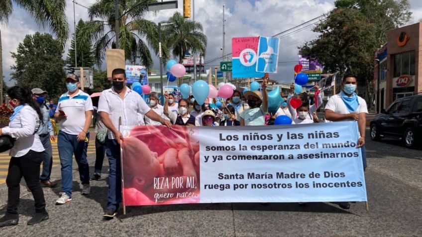 Grupos provida marchan en Veracruz; feministas los encaran