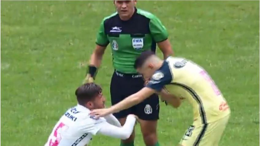 América-Pumas: cohetón de la afición aturde a Arturo Ortiz en el campo