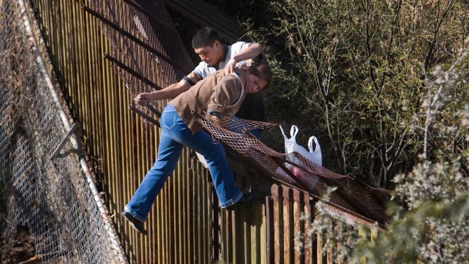 DESDE ARIZONA. Todos los días, inmigrantes intentan cruzar hacia suelo estadounidense. Foto: Especial