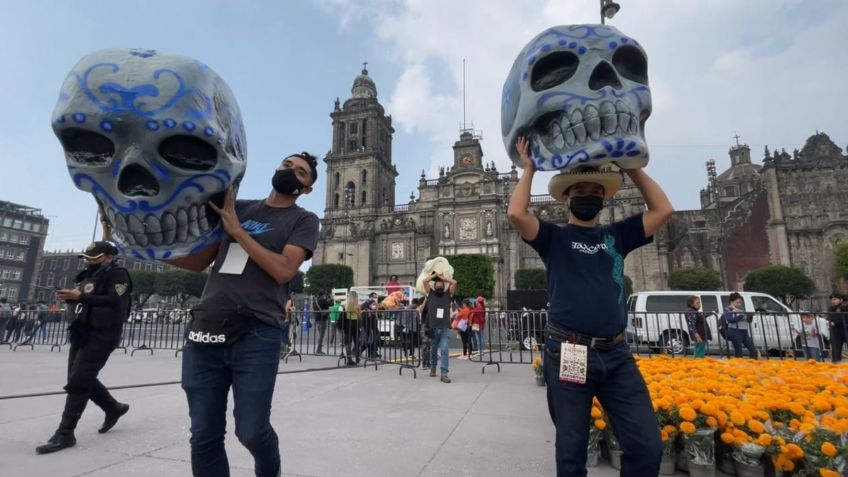 En el Zócalo montan ofrenda multimedia con retratos de muertos por COVID-19