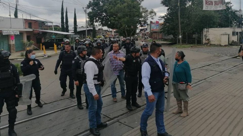 Desalojan a maestros de las vías férreas tras casi 90 días de bloqueo (Foto: Especial)