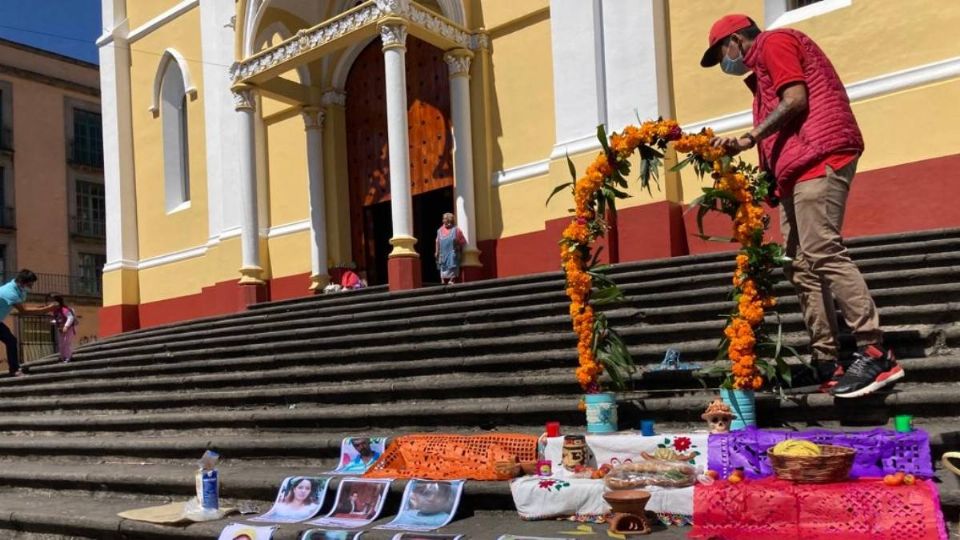 Familiares de personas desaparecidas en Veracruz montan altar en Palacio de Gobierno (Foto: Juan David Castilla)