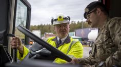 Soldados reparten gasolina en Reino Unido por desabasto de combustible