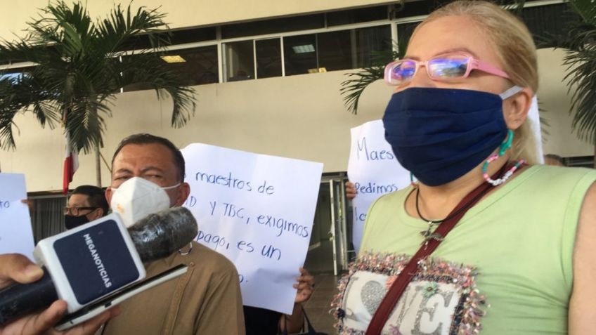 Maestros en Colima hacen paro de labores por falta de pago