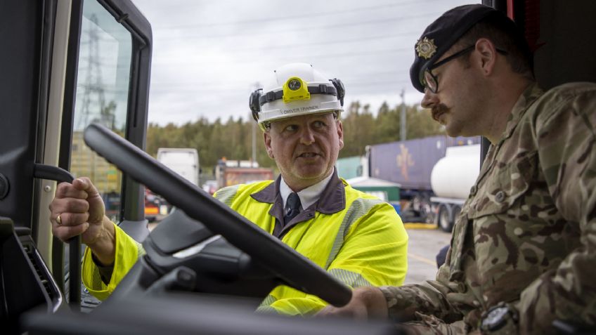 Soldados reparten gasolina en Reino Unido por desabasto de combustible