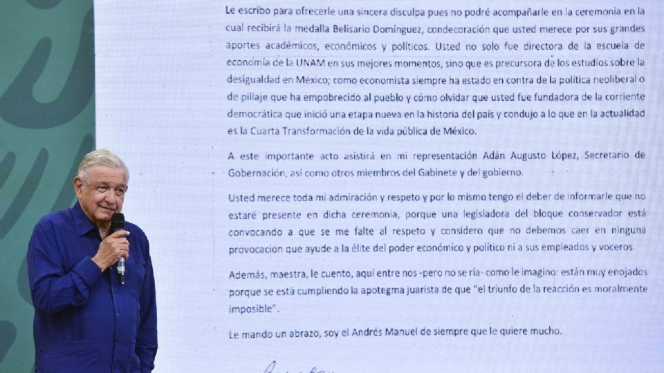 AMLO mostró la carta que mandó a Ifigenia Martínez 
FOTO: Presidencia