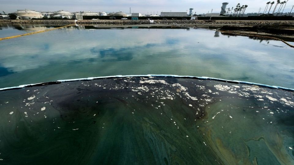 DAÑO. Barreras flotantes tratan de detener una mayor incursión en humedales. Foto: AP