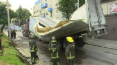 Tráiler se atora bajo puente de Iztapalapa, causa caos vial; aternativas