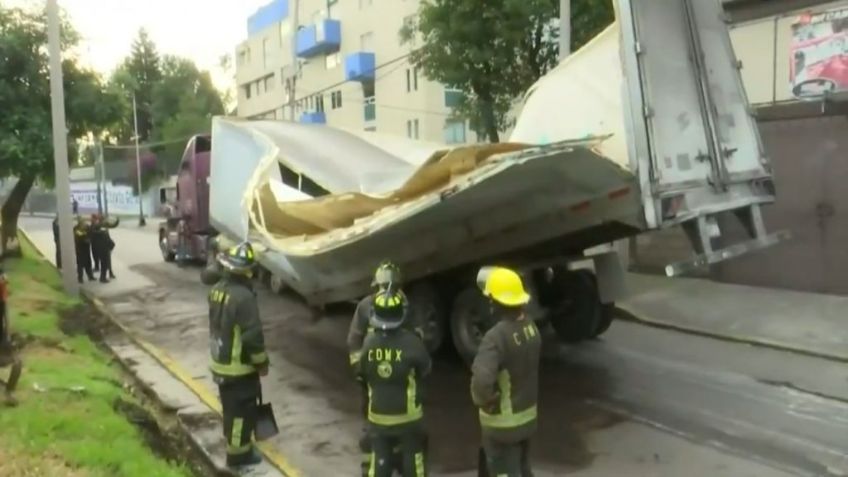 Tráiler se atora bajo puente de Iztapalapa, causa caos vial; aternativas