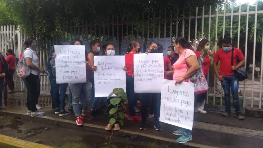 Trabajadores de CENDIs se manifiestan en Colima