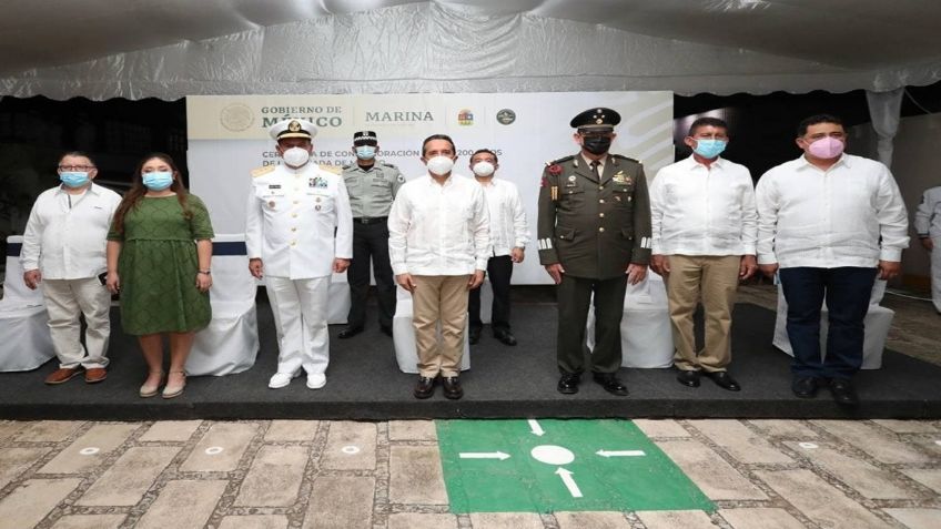 Carlos Joaquín González asiste a la conmemoración del Día de la Armada de México