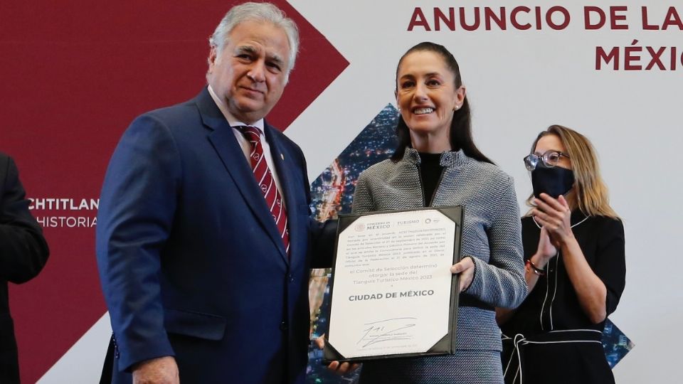 Claudia Sheinbaum recibió ayer de Miguel Torruco el documento que acredita a la CDMX como sede del Tianguis Turístico 2023. Foto: Especial