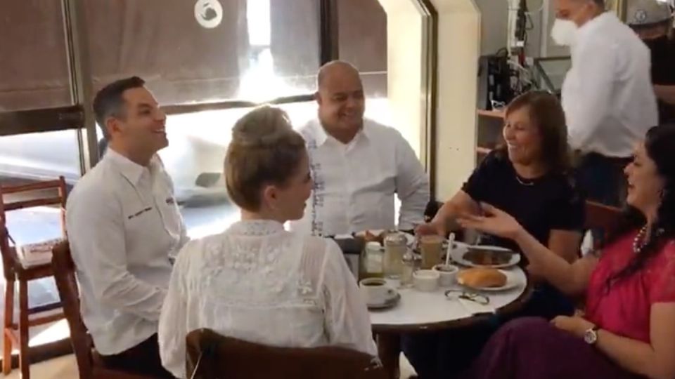 El gobernador de Oaxaca y la secretaria de Energía fueron captados mientras desayunaban. Foto: Captura de pantalla