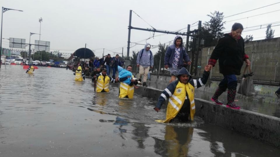 Imagen de inundación sobre la Calzada Ignacio Zaragoza. Foto: Cuartoscuro