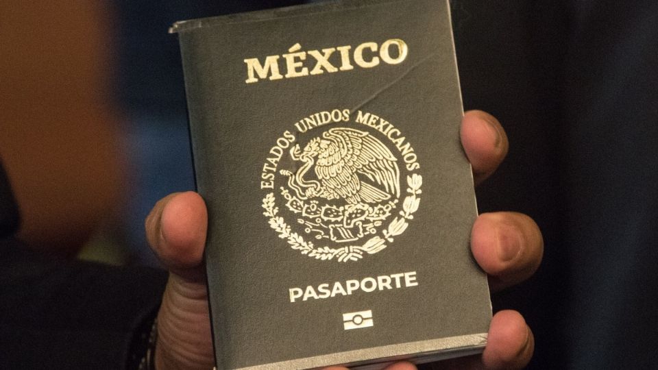 El nuevo pasaporte se caracteriza por tener diversos elementos de seguridad. Foto: Cuartoscuro