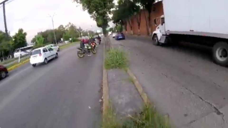 Tres hombres robaron a un motociclista. Foto: Captura de pantalla