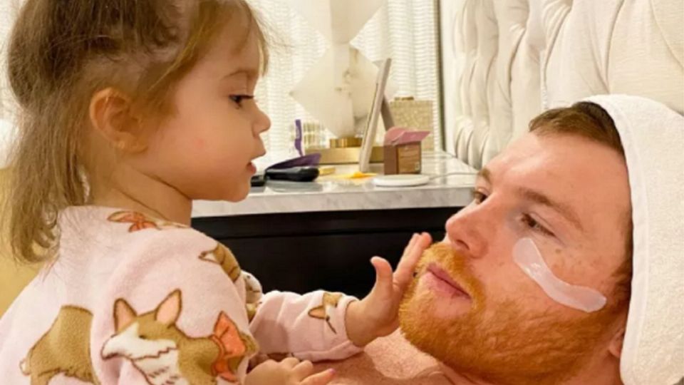 Saúl 'Canelo' Álvarez disfruta de pasar tiempo con su hija María Fernanda, quien juega con él para divertirse. Foto: Especial