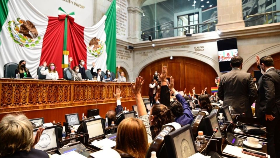 Sale de parálisis legislativa.