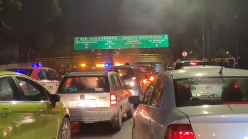 El incendio se presentó en Viaducto Río la Piedad y Río Churubusco (Foto: Recorte de Pantalla)