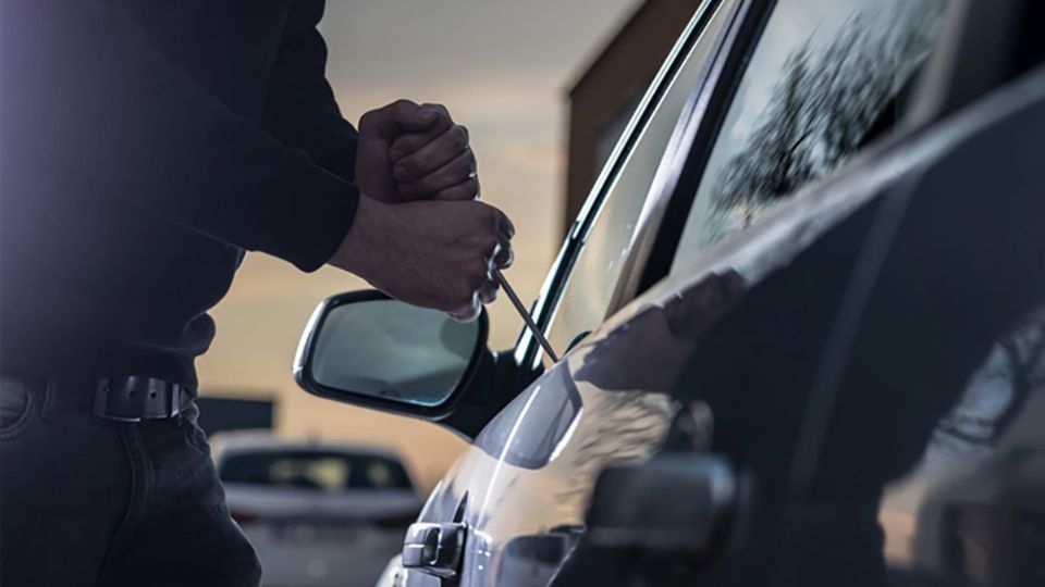 Encerraba a sus víctimas en el coche por días a manera de 'castigo'