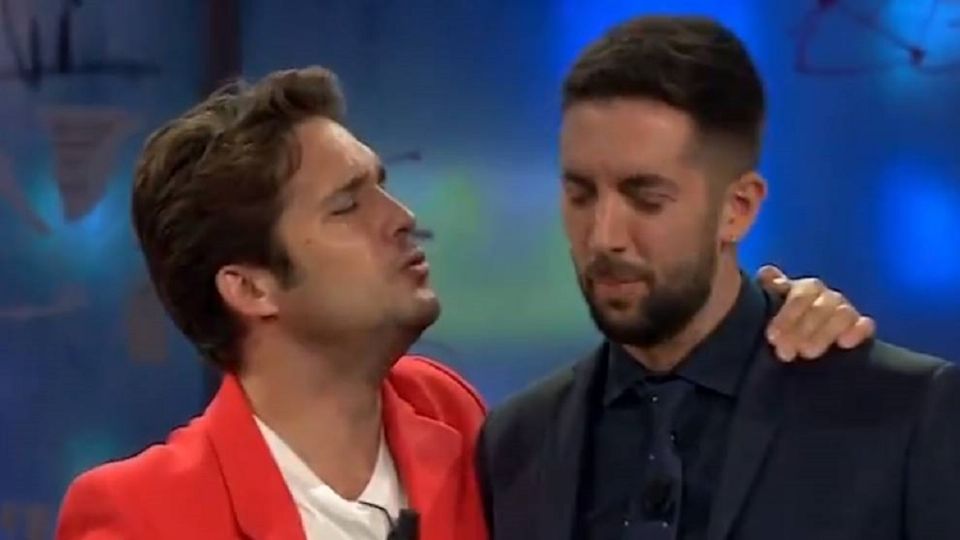 Diego Boneta deleitó con 'La Incondicional' que cantó al oído de David Broncano, conductor del programa español La Resistencia. Foto: Especial