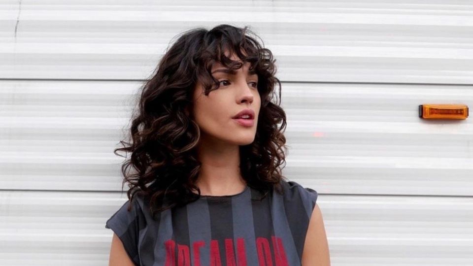 Eiza González portó un look en tendencia en su más reciente película. Foto: Twitter @AmarilisEunice