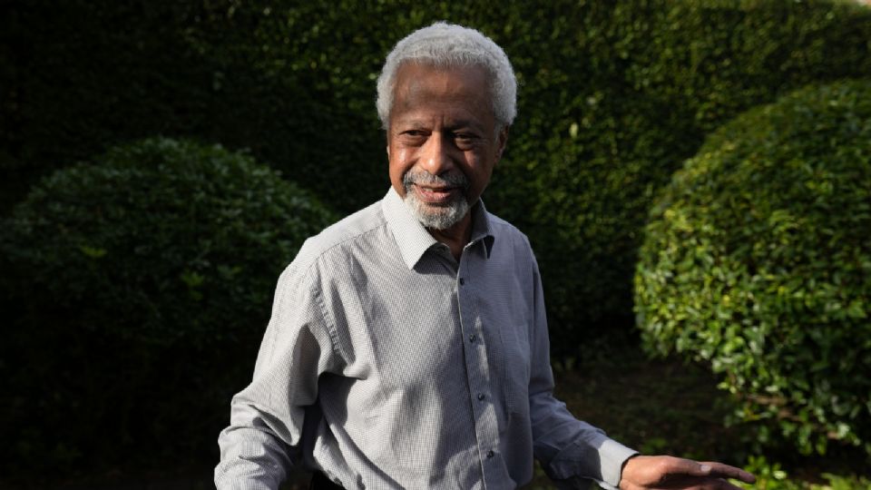 Abdulrazak Gurnah recibió el Premio Nobel de Literatura el jueves. La Academia Sueca dijo que el premio fue en reconocimiento a su 'penetración inflexible y compasiva de los efectos del colonialismo'. (Foto AP / Frank Augstein)