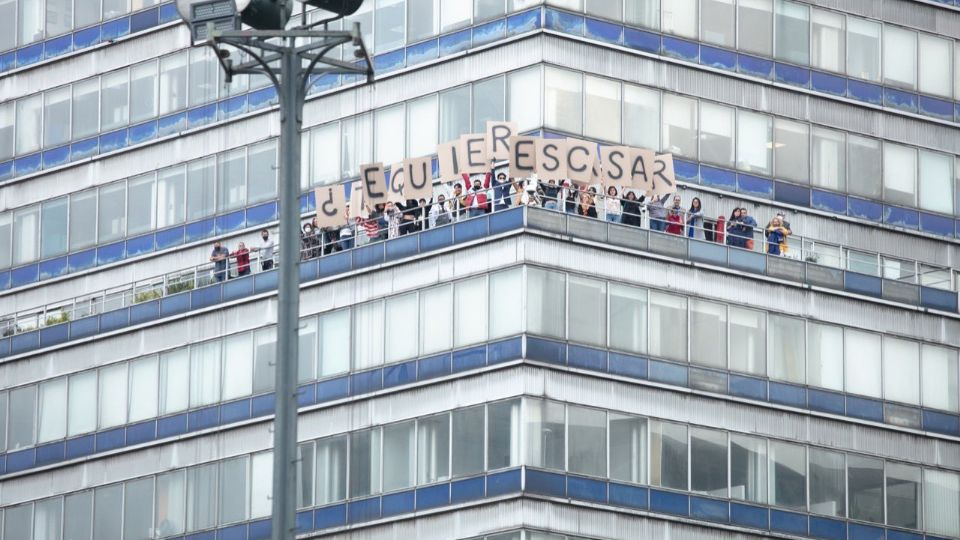 Un grupo de amigos subió a la Torre Latino para participar en la petición de matrimonio (Foto: Twitter @fherval)