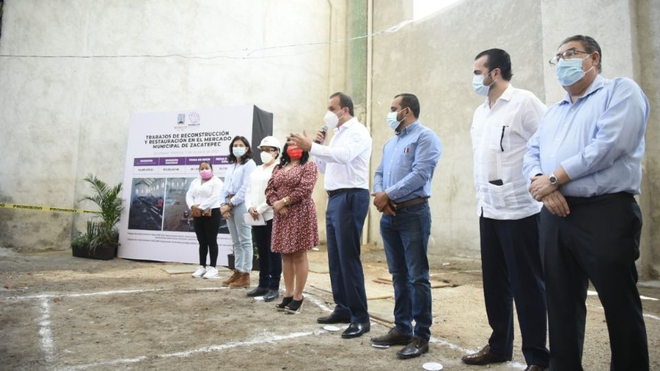 Autoridades recorrieron el centro comercial para supervisar los avances de obra y anunciaron la rehabilitación del área de carnicerías Foto: Especial