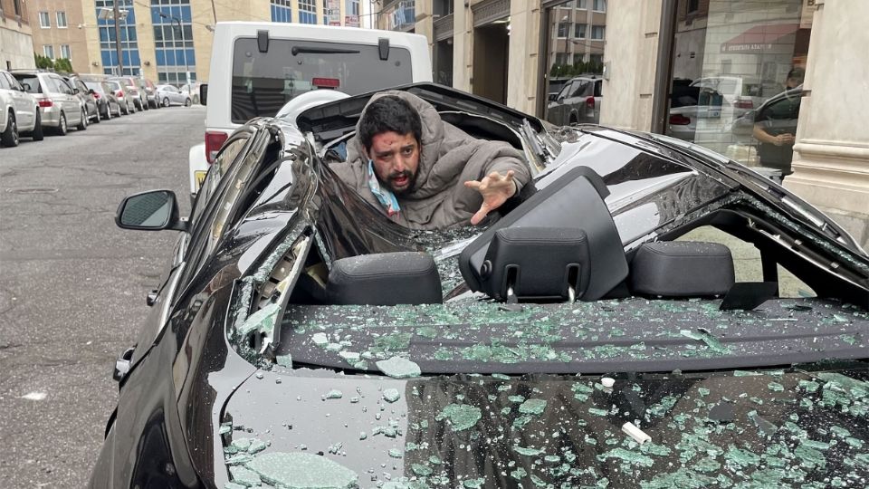 Un hombre se arrojó de un edificio y cayó sobre un BMW (Foto: @Christinaabri)