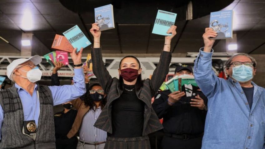 Fondo de Cultura Económica distribuye libros gratuitos a bomberos de la CDMX