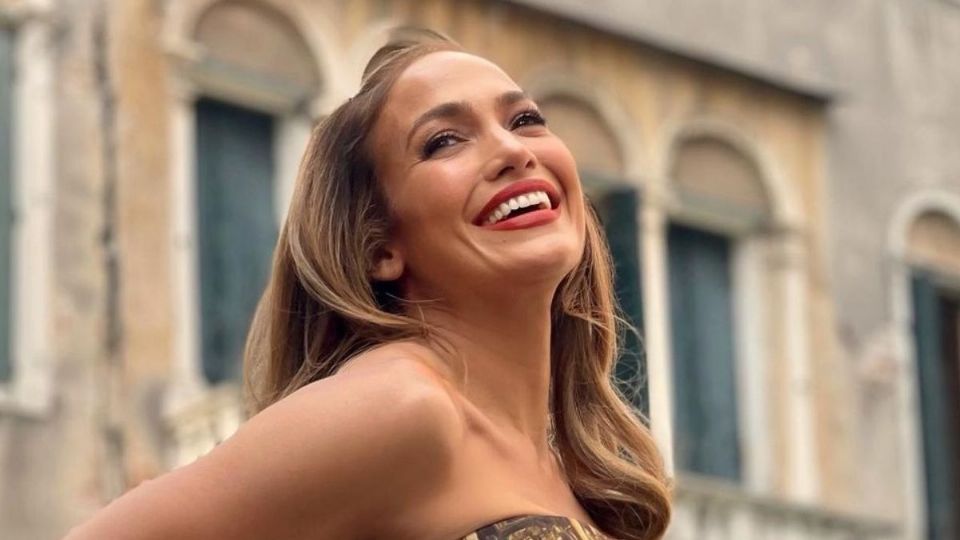 JLo demuestra cómo se debe portar una falda de mezclilla larga. Foto: Instagram