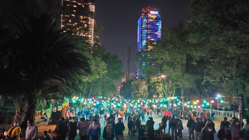 Se registran largas filas en el recorrido nocturno de Día de Muertos en el Bosque de Chapultepec