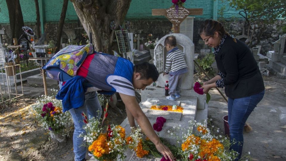 Se deben respetar las medidas sanitarias básicas en los cementerios. Foto: Cuartoscuro