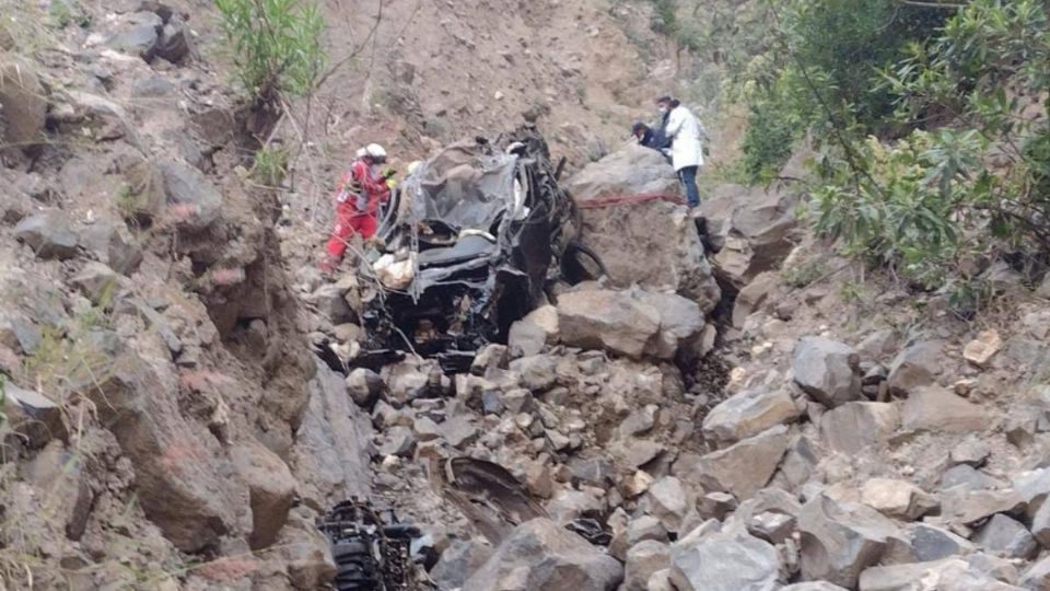 Elementos de la Cruz Roja realizaron los trabajos de rescate de los cuerpos (Foto: Twitter @GaboOrtega73)