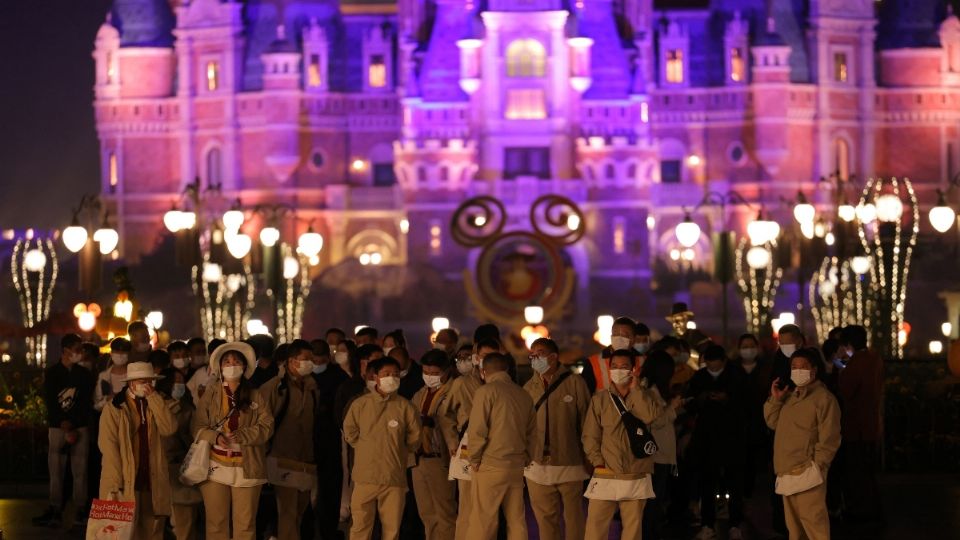 Todos los visitantes de Disneyland fueron sometidos a una prueba de Covid-19 antes de salir del lugar. Foto: AFP