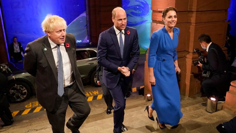 Johnson acompañó al príncipe Guillermo y a la duquesa de Cambridge, en una recepción por la COP26. Foto: AP