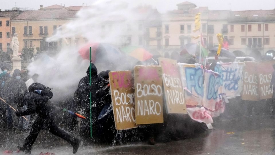 RECHAZO. Cientos de personas salieron a las calles por la vista de Bolsonaro. Foto: EFE