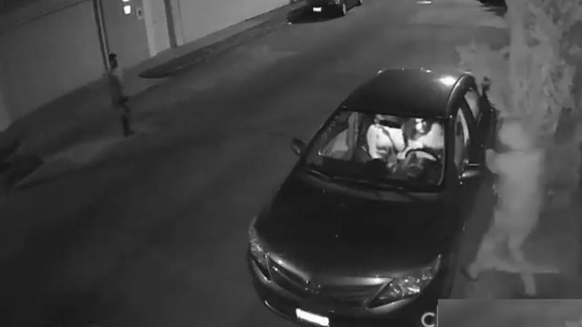 Con armas y en menos de 30 segundos roban a pareja su automóvil en Guadalajara: VIDEO