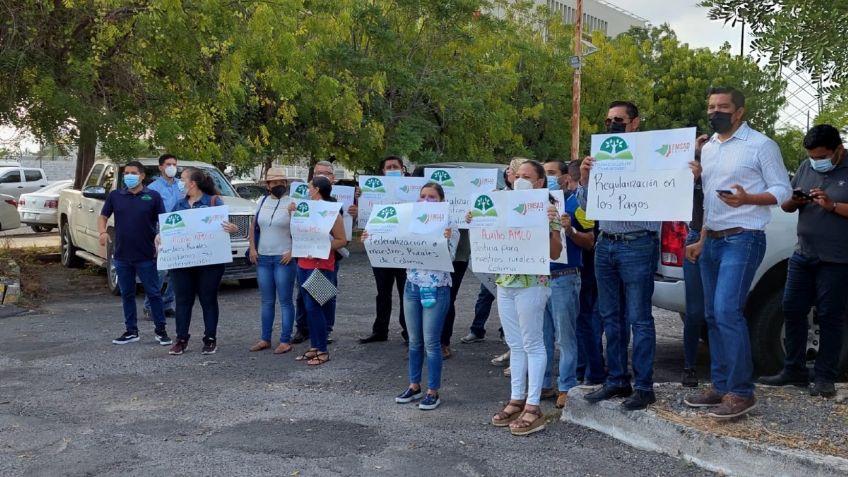 Simpatizantes de Morena reciben con aplausos a AMLO en Colima, maestros piden mejorar situación económica