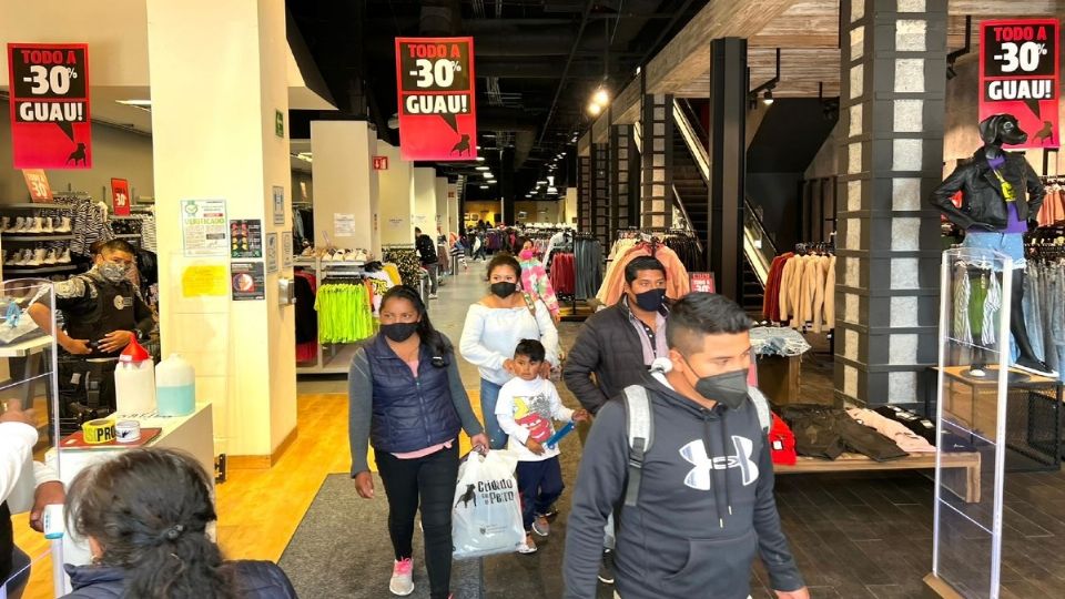 En la calle, la gente se mostró optimista por los descuentos que están poniendo en las tiendas. Foto: Especial