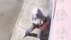 ¡Indignante! Ladrón aplica llave de lucha libre a mujer para robarle el celular: VIDEO